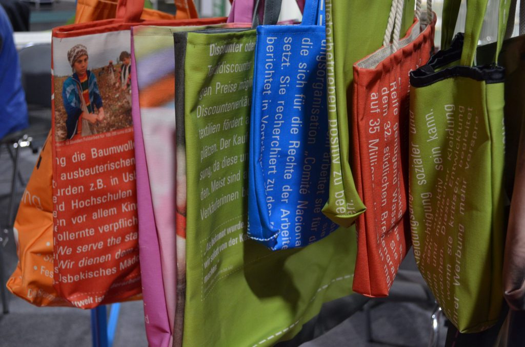 Viele farbige Fair-Trade Taschen
