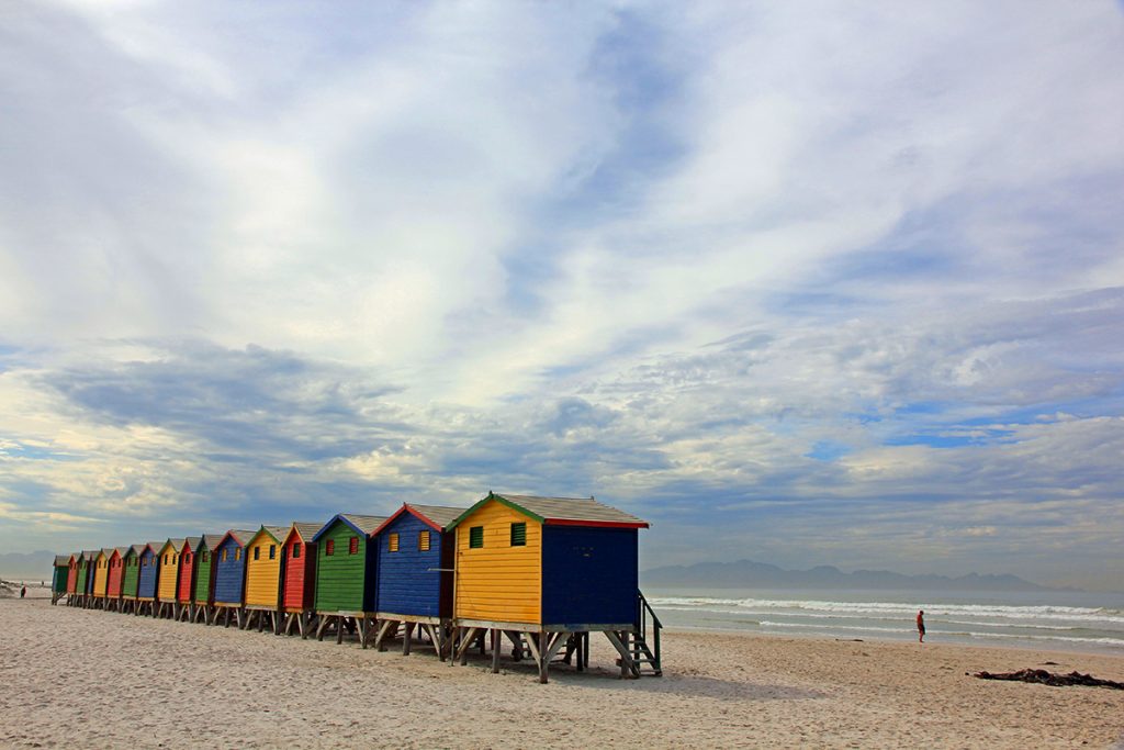 Bunte Strandhütten am Strand vor dem Meer