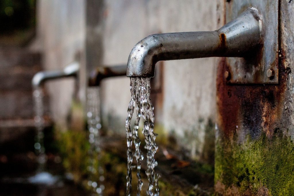 Wasserhahn mit fließendem Wasser