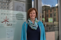 Birte Habel vor dem biz-Informationszentrum