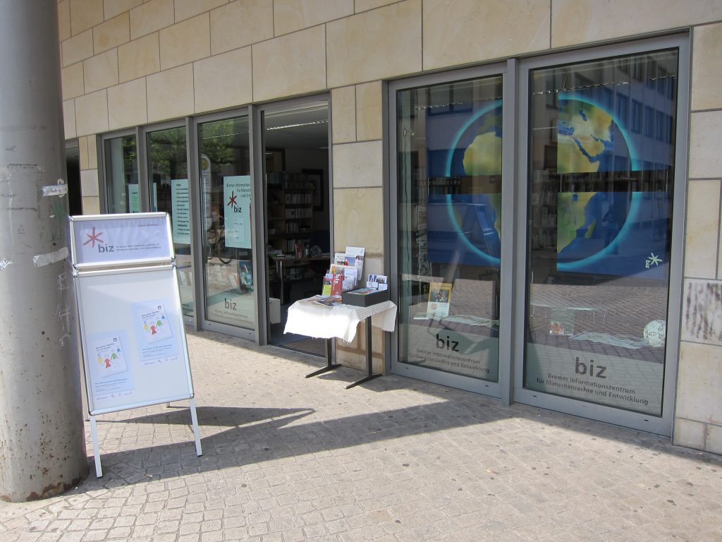 Das Biz-Informationszentrum von außen bei sonnigem Wetter