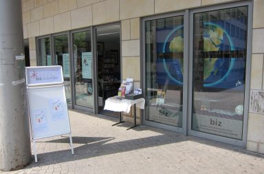 Das Biz-Informationszentrum von außen bei sonnigem Wetter