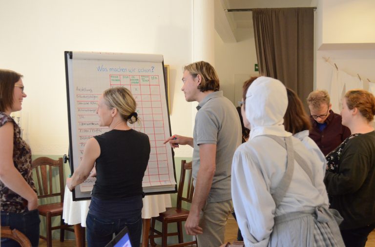 Teilnehmende des SDG-Frühstücks 2019 diskutieren während einer Gesprächsrunde