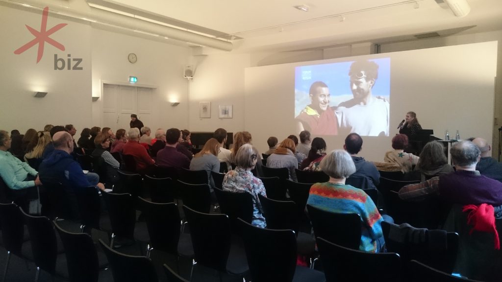 Petra Thomas bei ihrem Vortrag vor vielen Zuhörenden im Haus der Wissenschaft