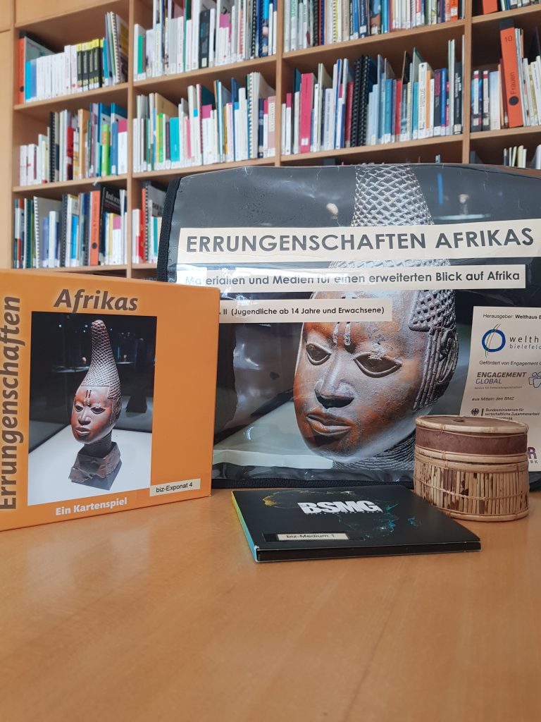 Buch und Plakat zum Thema "Errungenschaften Afrikas" ausgestellt auf einem Tisch