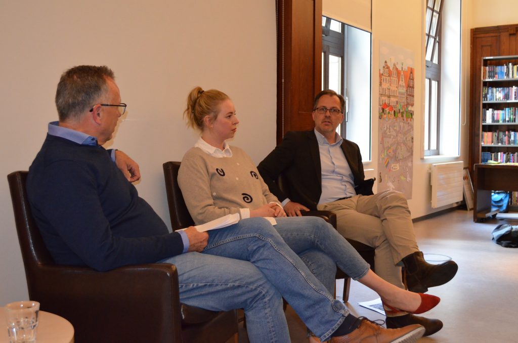 Moderator Christoph Sodemann, Lisa Urlbauer vom Bonn Institute for Journalism and Constructive Dialoge und der stellvertretende Chefredakteur von Radio Bremen Frank Schulte sitzen während der Diskussion nebeneinander