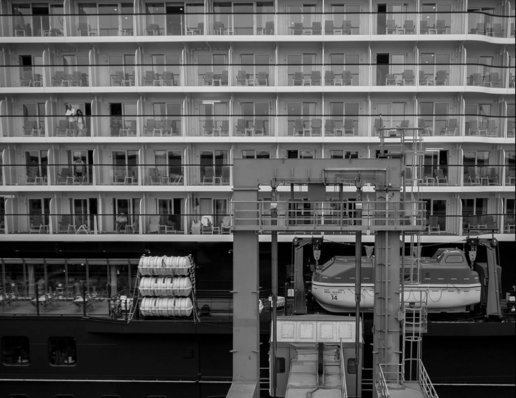 Einstiegsbrücke zu einem großen Kreuzfahrtschiff