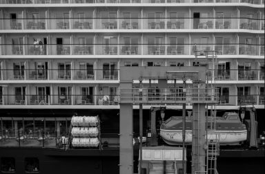 Eingang zu einem großen Kreuzfahrtschiff