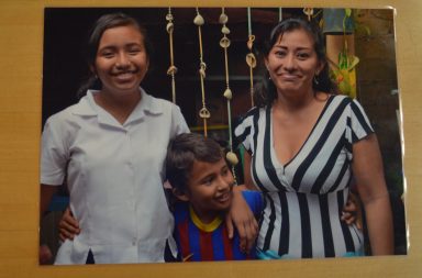 Zwei junge Frauen und ein Junge aus Nicaragua stehen lächelnd zusammen