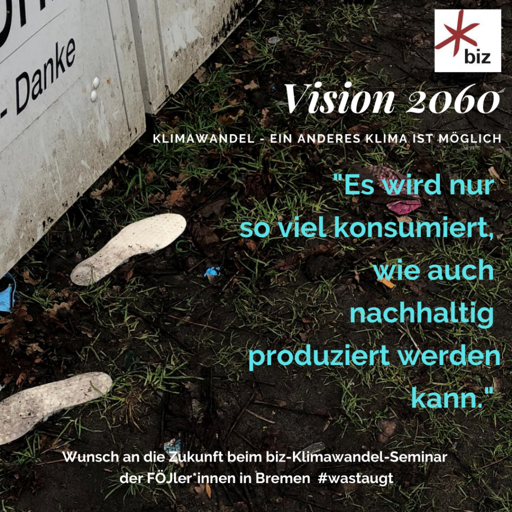 Plakat zu Vision 2060 mit Schuhsohlen auf einem kaputten, nassen Rasen