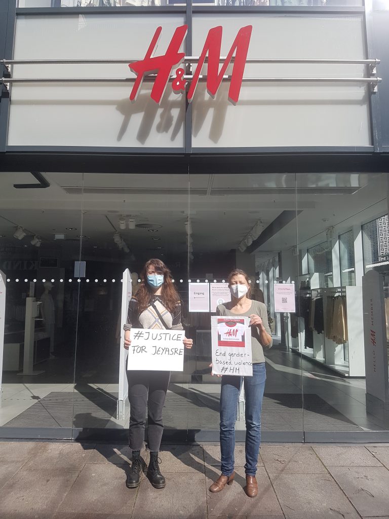 Zwei Protestierende mit Plakaten beim Justice for Jeyasre Protest