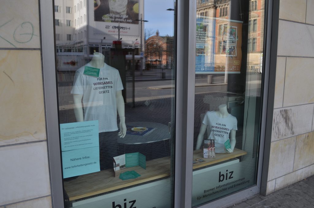 Schaufensterpuppen mit T-Shirt "Für ein wirksames Lieferkettengesetz" im biz-Schaufenster