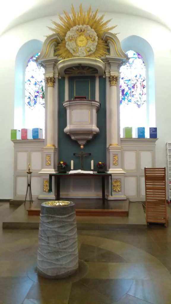 Altar und Taufbecken des Sankt Martini Kirche