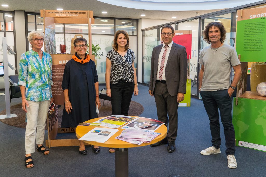 Die Steuerungsgruppe Fairtrade in Achern ist auf dem Bild bei der Ausstellung zu sehen.