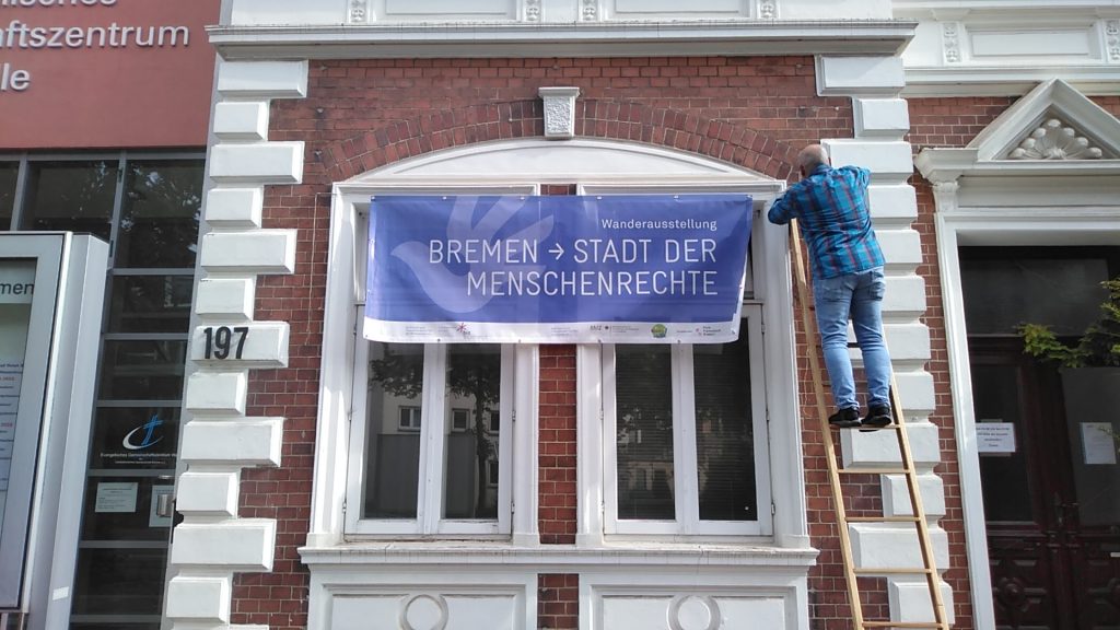 Banner "Bremen - Stadt der Menschenrechte" an einem Hauseingang