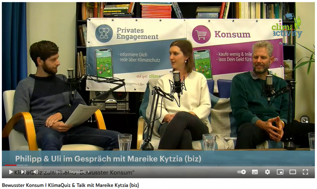 Moderator Philipp Lüßen im Podiumsgespräch mit Mareike Kytzia vom biz und Uli Wischnath von climactivity während der Veranstaltungsreihe des KlimaQuiz & Talk zum Thema „Bewusster Konsum“