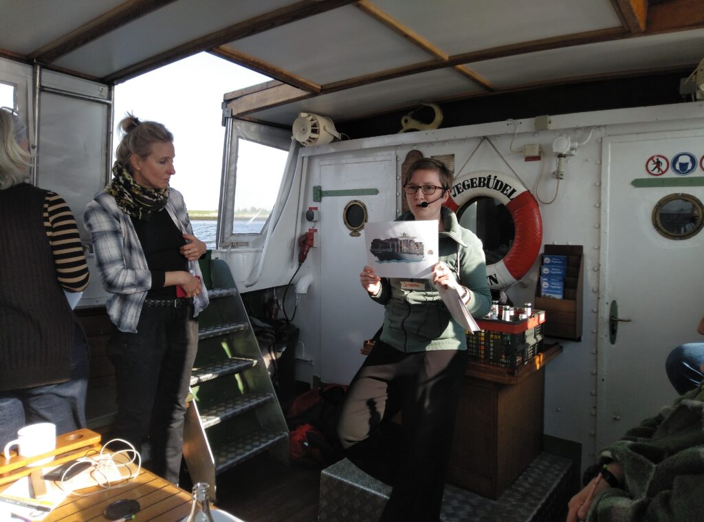 Johanna Zschornack beim Input auf der Barkasse Vegebüdel