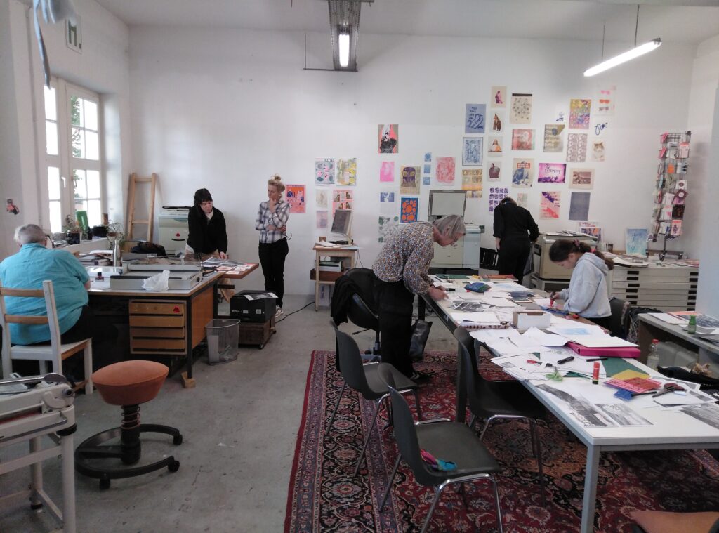 Workshopteilnehmende bei der Arbeit im Atelier vom D.O.C.H. Kollektiv