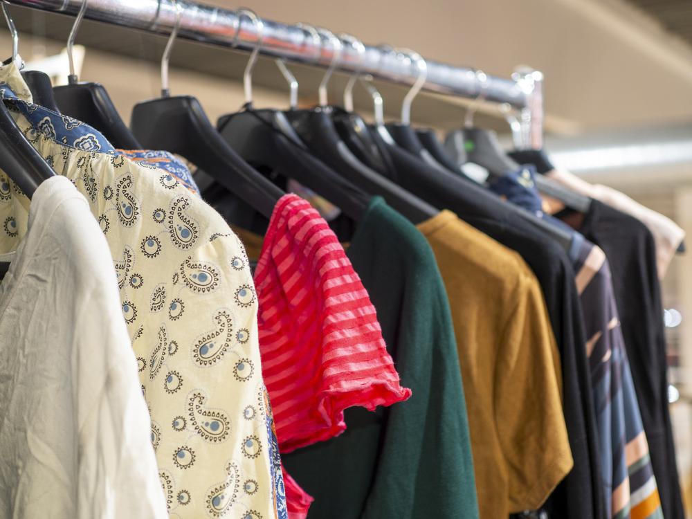 Kleiderstange mit Kleidung