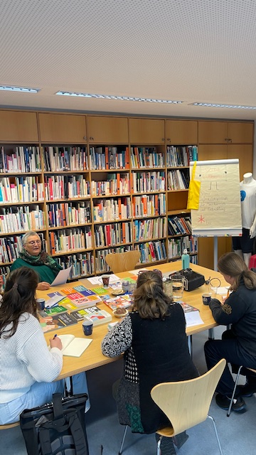 Christiane Lenhard mit Fortbildungsteilnehmerinnen im Infozentrum