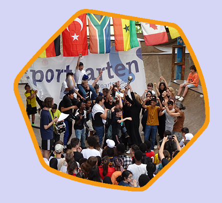 Jugendliche bei der Siegerehrung im Sportgarten