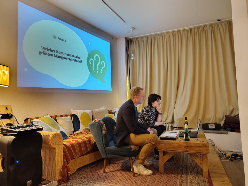 Moderator:innen der Quiznight 