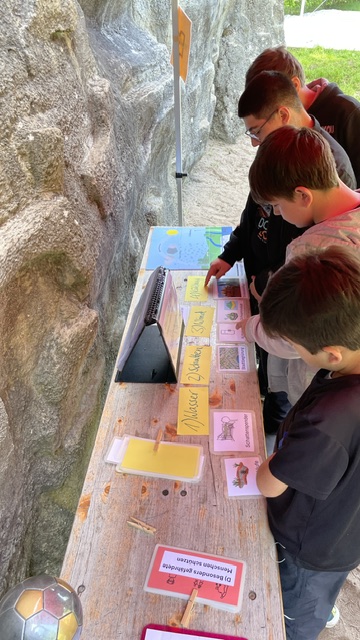 Vier Schüler an der Quiz-Station vom biz