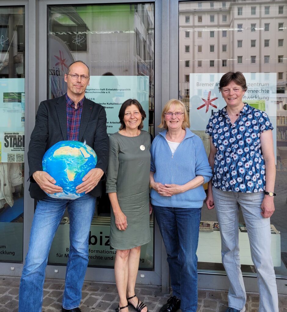 vor dem biz v. li. n. re.: Mark Rackles (SKB), Gertraud Gauer-Süß, Angelika Krenzer-Baß, Birte Habel